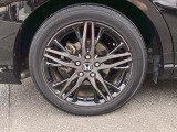 純正アルミホイールです。足元が引き立つので、車全体のイメージがアップしますよ!