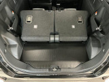 【ラゲージフロア】お客様に気持ち良く乗っていただけるよう、工具を使わず取り外せる部品は全て取り外し清掃しております。シート可動の場合は、シートを動かし裏側まで清掃を行っております。