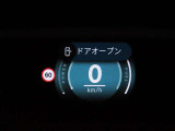 ヘッドアップディスプレイは視認性が非常に良く、運転時の視線を逸らさず様々な情報の確認が行えます。