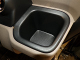 運転席の届きやすいところにドリンクホルダーがついています。視線をそらすことなく手に取れるので運転に集中できて安心ですね。