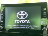 中央のディスプレイは画面表示が大きく、周囲に操作ボタンと音量つまみを配置した見やすい構成です。画面上の案内に従って操作でき、日々の移動時にも扱いやすい装備です。