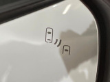 【ブラインドスポットモニター】走行中、ドアミラーの死角になりやすい箇所に後続車が接近するとサイドミラーのレンズに警告を表示!ドライバーに注意喚起をしてくれます。