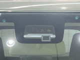 【衝突軽減装置】走行中に前方の車両等を認識し、衝突しそうな時は警報とブレーキで衝突回避と被害軽減をアシスト。より安全にドライブをお楽しみいただけます。