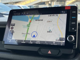 地図と現在地を画面上で確認でき、目的地までの道のりを把握するのに役立ちます。周辺の道路情報も見やすく表示されており、初めての場所へ向かう際にも便利にお使いいただけます。