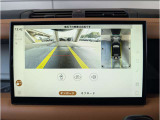 360&deg;サラウンドカメラ】全周囲のカメラを繋ぎ合わせ上からのアングルを画面上に映し出します。見やすい為バックも安全に運転できます。