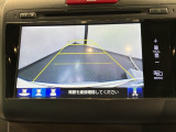 リバースギアに入れるだけで後方の表示へ切り替わります。夜間や雨の日の駐車も楽になりますよ。