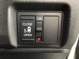 パワースライドドアが付いています。ワンタッチで簡単にお子様でも、お年寄りの方でも、開閉できますからとても便利です。キーレスや車内スイッチでも自動でドアの開閉ができます。