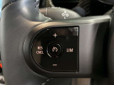 MINIの運転席操作部は、中央に構えるディスプレイが最大の特徴です。航空機を思わせるトグルスイッチなど、直感的で遊び心のあるメカニカルな操作感が、ゴーカートのような走りの高揚感を高めます。