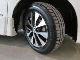 フロントタイヤの溝も十分に残っております。195/60R16となっております。