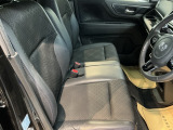 ベンチシートは、運転席と助手席の移動もスムーズ! 狭い駐車場での乗り降りや、お子様の乗り降りにも便利です。