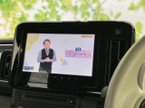 停車中にテレビ番組を視聴でき、待ち時間も車内で過ごしやすくなります。映像や番組情報が画面に表示され、内容を確認しやすいレイアウトで日常の便利さを高めます。