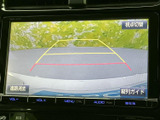 後方の様子を画面で確認しながら駐車でき、表示されたガイド線が車庫入れの目安になります。視点切替にも対応しており、後退時の周囲確認をサポートします。