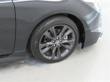 装着タイヤサイズは、215/45R17です。純正アルミホイールを装着しております。