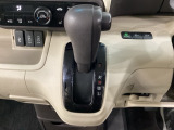 CVT車のセレクトレバーです。低速から高速まで、変速ショックのないスムーズな走りを実現するとともに、エンジン効率のよい領域を維持することで燃費にも貢献します。