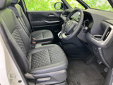 運転席と助手席には、身体を受け止める形状のシートが並びます。前方や左右の視界を確保しやすい室内で、足元もすっきりとまとまり、毎日の乗り降りにも使いやすそうです。