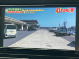 テレビ番組を画面で視聴できる装備を備えています。お出かけ先で停車して休憩する際などに、映像を楽しめるのが便利です。画面上に番組映像が表示され、停車中のひとときを過ごせます。