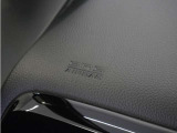 ◆助手席エアバッグ◆SRSエアバッグは、シートベルトだけでは防ぎきれない衝突時の衝撃から乗員を守るための安全装置。衝突時に瞬時に膨らみ、頭部や胸部がダッシュボードに直接衝突するのを防ぎます。