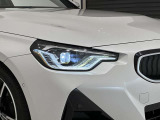 アダプティブLEDヘッドライトはステアリングを切った方向を照らします。