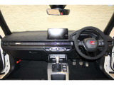 操作性に優れた運転席となります!小物入れや各ボタンの配置にこだわり、使いやすいです!座り心地もよく視認性も良好なのでロングドライブもお任せ下さい!