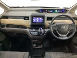 車内は光触媒抗菌消臭施工済です。インパネ周りはスタイリッシュなデザインで機能や装備も充実しています。グローブボックスやカップホルダーのほかにトレーなどたくさんの収納スペースが付いています。
