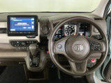 【ハンドル】運転にかかわる様々な操作を安全に行えるように視点移動が少なく操作性に配慮されたスイッチ類が凝縮されたコックピットです。