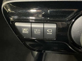 【EVモード】駆動用電池から電力を供給し、電気モーターのみを使って走行するモードです。住宅街や屋内の駐車場などで、騒音や排気ガスを気にすることなく走行することができます。