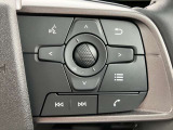 運転中も視線を外さずメーター表示やチャンネル調整可能、安心便利なステアリングスイッチ付き!
