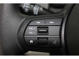 ハンドル左部分でオーディオ操作が可能。そのため、運転中でも目線をずらさずに安全運転♪