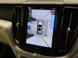 【360&deg;ビューカメラ】4台の高解像度カメラで360度の鳥瞰図を表示。隣の車や壁、死角にある障害物などを画面で確認できるため、狭いスペースでの駐車・出入りも安心です。