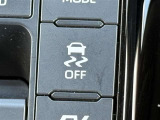 【TRC切替スイッチ】雨の日や雪道でのタイヤの空転を抑えます。普段はONのままで安全運転をサポート!泥道や雪道ではまった(スタックした)際は、ここをオフにして脱出を試みることができます。