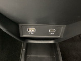 セレクトレバーの下に、スマートフォンなどの充電可能なUSB端子が1個、音源などの外部入力の可能なUSB端子が1個ついています。移動中に充電もできるので便利です。