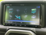 FM・AMやテレビ、USB、Bluetoothなど複数の音源を選べる画面を備え、音楽やラジオを楽しみたい日常の移動にも便利です。画面上の項目が見やすく、使いたい音源を選びやすい構成です。