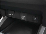 ◆USBチャージャー、12Vの電源ソケット◆使いやすい場所に装備されています。