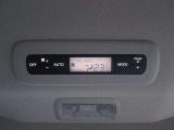 リヤ側にもオートエアコンを装備しております。車内の温度調整をより行い易くなっております。