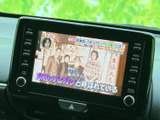 テレビ番組の映像を画面で楽しめる装備です。停車中の休憩時間などに、車内で映像を視聴したい場面に便利。表示内容も見やすく、くつろぎのひとときを過ごす際にお役立ていただけます。