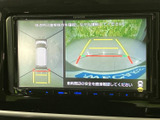 後方の映像と車両周囲の表示を画面で確認でき、駐車時の安全確認をサポートします。ガイド線も表示されるため、後退時に周囲との距離感をつかむ際に便利です。