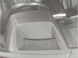 【ヘッドアップディスプレイ】現在の車速表示や目的地へのルート案内やメディア関連のリストを表示する事が可能です。視線移動を減らす事によりドライブに集中して頂けます。