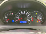 速度やエンジン回転数、燃料残量などの情報がまとまっており、運転に必要な状況を確認しやすい配置です。各表示が見渡しやすく、日々の運転を支えます。
