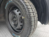 車両デザインに調和するホイールカバーを装備。タイヤの溝の状態もご確認ください。