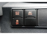 【ecoモード・EVモード切替スイッチ】燃費を重視した【ecoモード】や夜間や早朝・住宅街などでご使用いただくことが多い【EVモード】に切り替えるときには運転席横のスイッチを使用します。
