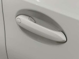 コンフォートアクセス付きでキーを携帯していれば施錠、開錠が可能です。