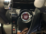 プッシュエンジンスタート/ストップスイッチでキーを差し込むことなく、ワンプッシュでエンジンの始動・停止ができます。