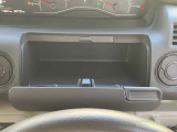 運転席アッパーボックスです。ステアリング奥や運転席から手が届きやすい位置に設置された小物入れです。