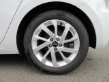 全車両に標準装備の純正アルミホイールは、純正ならではのバランスの良いデザインと、走行安定性をお楽しみ頂けます。