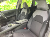 前席は身体を預けやすい形状で、グレーとブラックの落ち着いた配色が車内に広がります。ドア側の窓から外の様子を確認しやすく、ゆったり過ごしたい日常の移動にもなじみます。