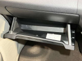【グローブボックス】容器がせり出してくるバケットタイプ!一目で中身を把握でき、取り出しやすさにも優れます!