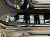電動格納式リモコンドアミラーと、パワーウィンドウスイッチ等は運転席ドアにあります。