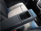 【アームレストBOX】アームレストにはBOXスペースがあり、車内に置いておきたい小物を収納するのに便利です。