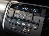 【フルオートエアコン】温度を設定すれば自動で快適な車内温度を保ちます。冬場や雨天時の窓の曇り取りにも使えます。