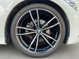 BMWならではの卓越した走りを支えるホイールと足回りです!日本車の走りに慣れている方にもぜひ体感して頂きたいほど、高いレベルでまとまっています!純正19インチアルミホイール。